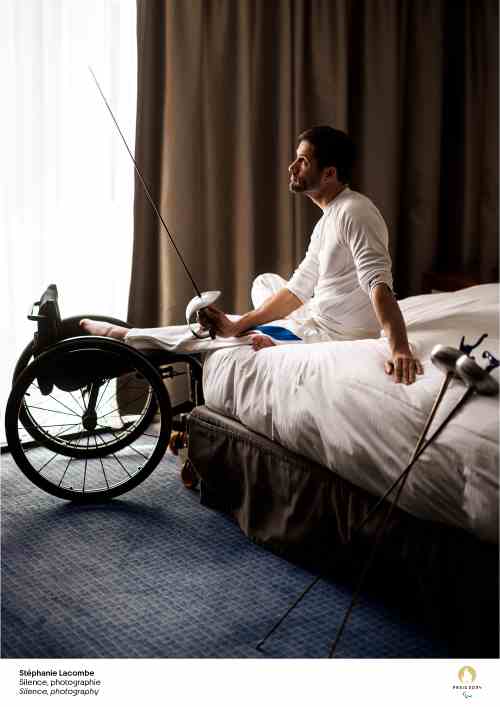 Une photo du champion français d'escrime fauteuil Cyril Moré dans sa chambre du village olympique