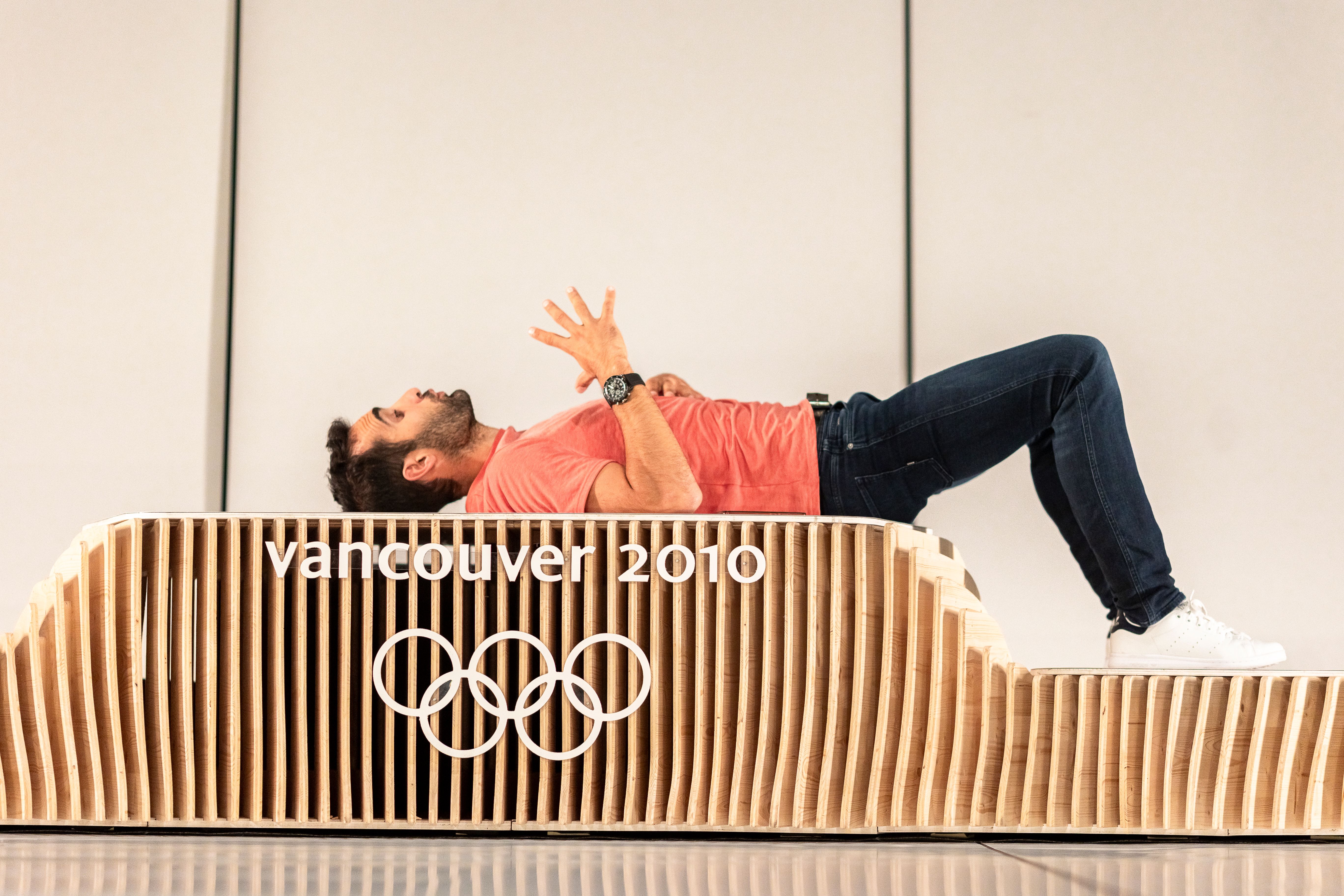 Martin Fourcade allongé sur un podium des Jeux Olympiques de Vancouver en 2020