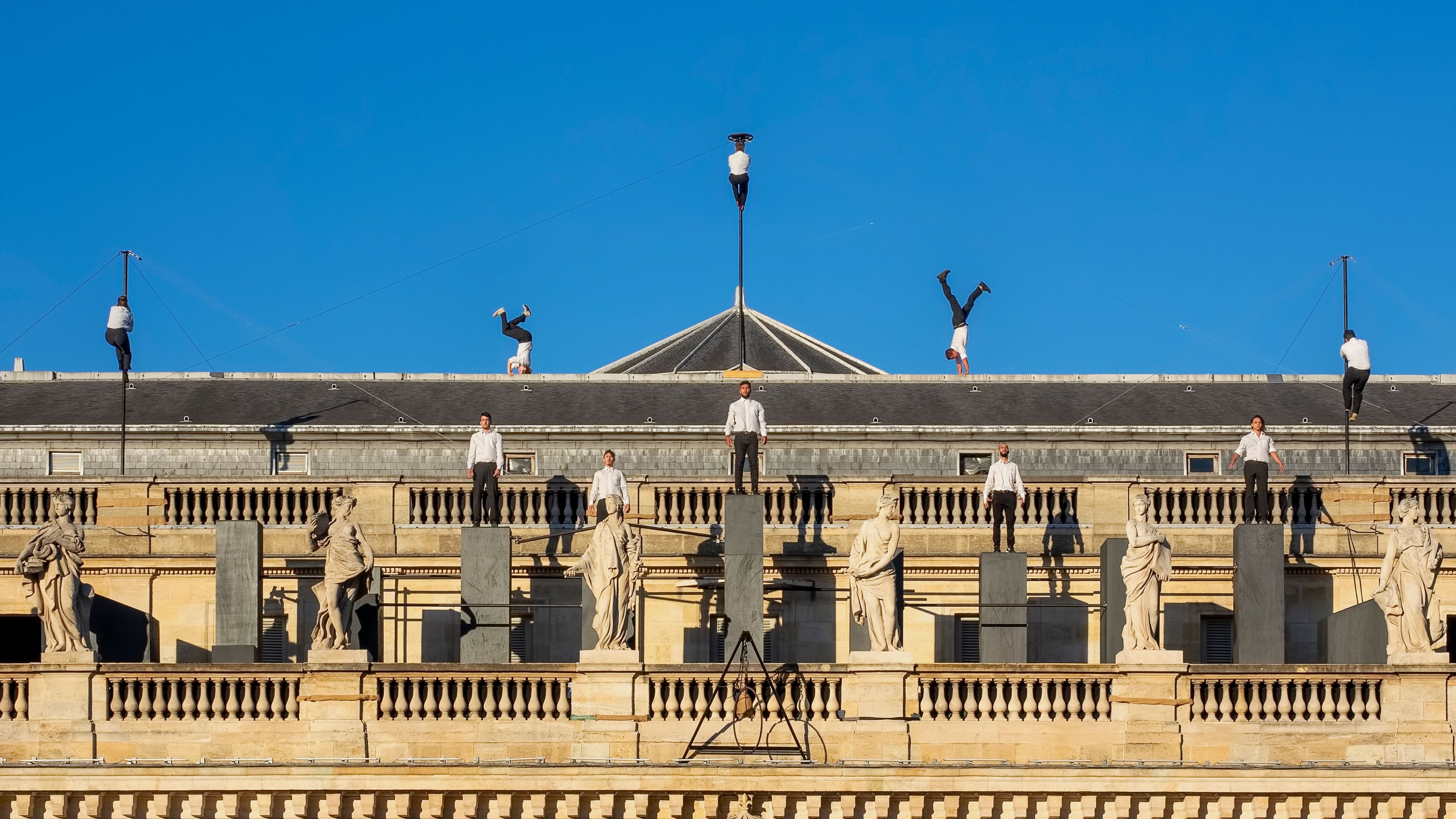 Des acrobates sont perchés sur le toit de l'Opéra National de Bordeaux
