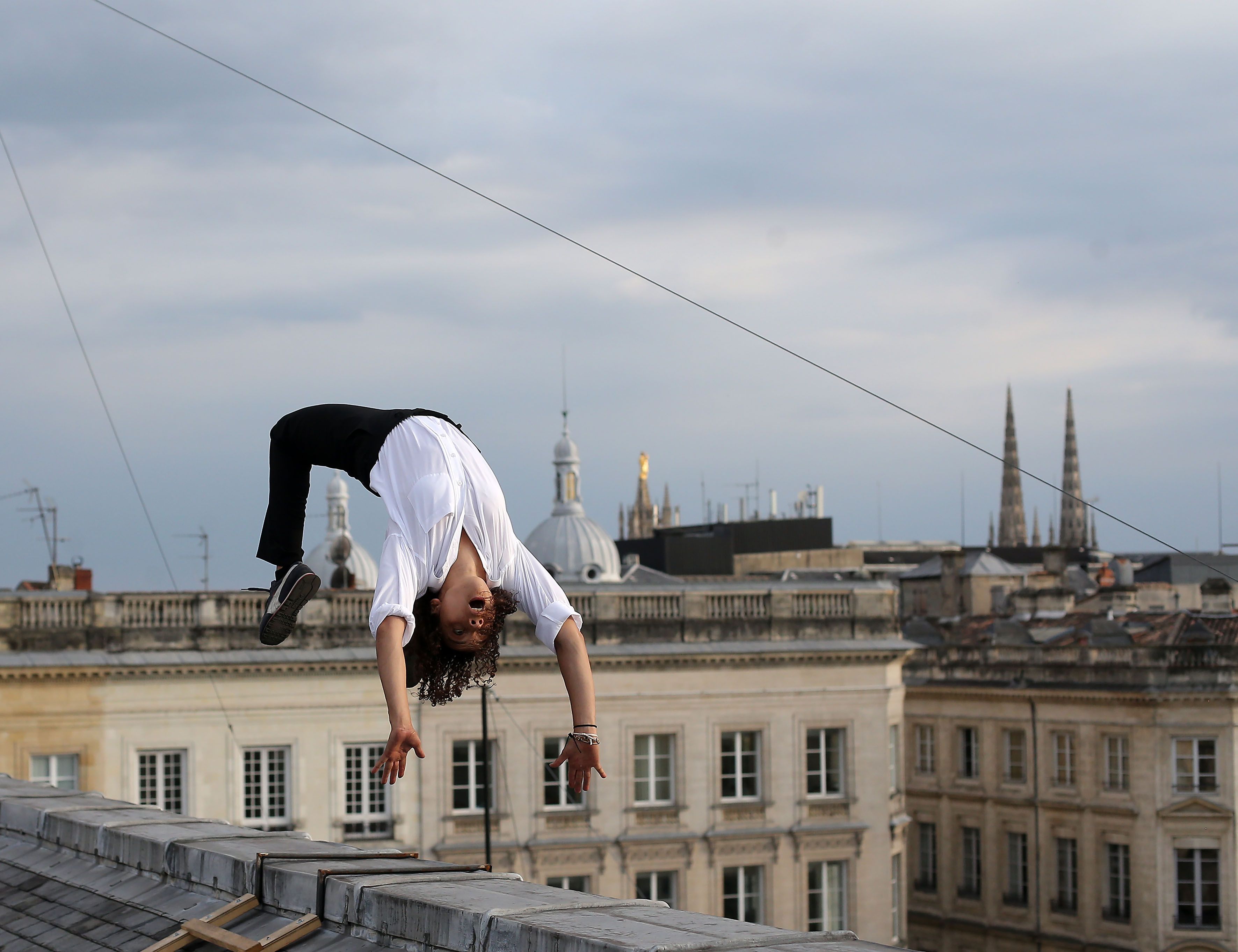 Une acrobate sur le toit de l'Opéra de Bordeaux