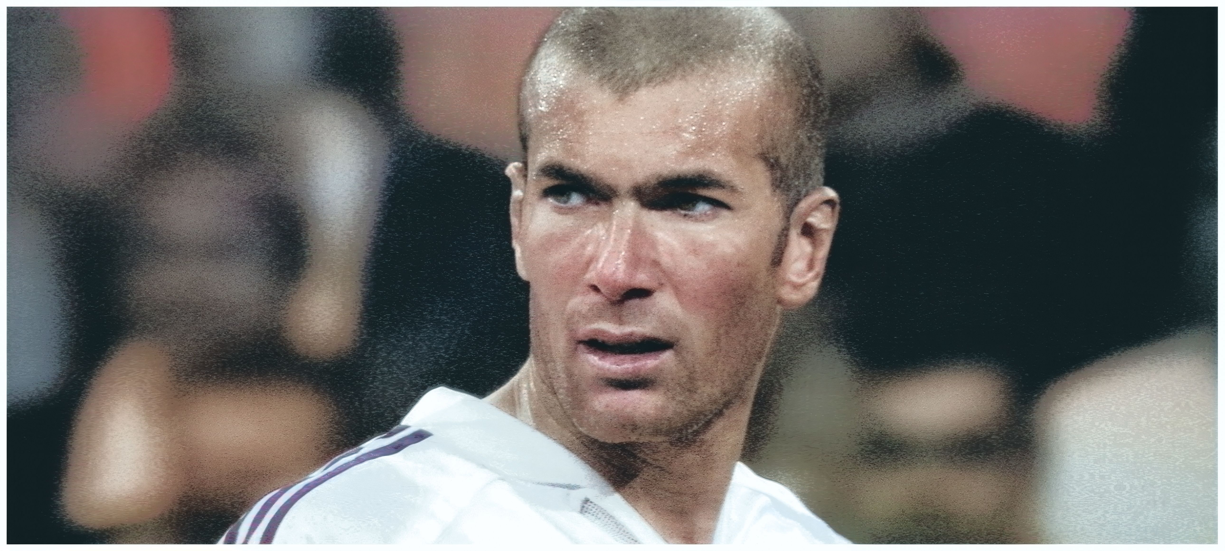 Zinedine Zidane avec le maillot du Real de Madrid 